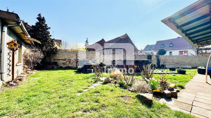 Schönes Wohnhaus mit Doppelgarage, Terrasse und Nebengelass in Traumlage - Gartenbereich